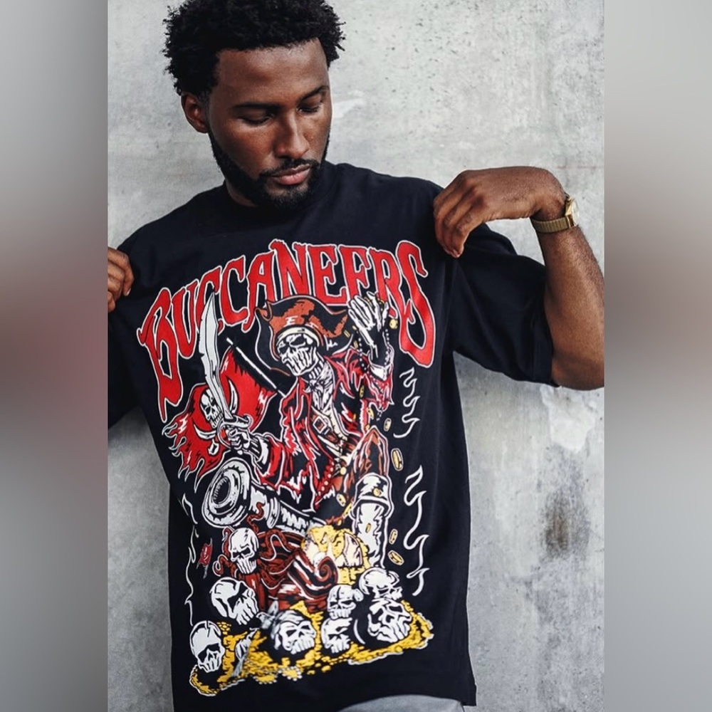 LIMITED EDITION - Warren Lotas x Tampa Bay Buccaneers NFL T-Shirt